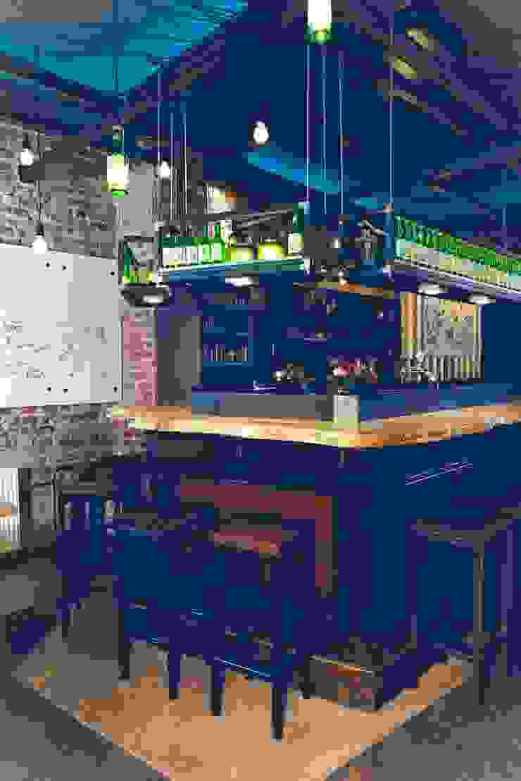 Theke nach dem Umbau hysenbergh GmbH | Raumkonzepte Duesseldorf Gewerbeflächen Theke,Pozang Matcha,nach dem Umbau,Herzstück die Theke,Barhocker,Hängeregale,Backstein,Beleuchtungskonzept,Stahlträger,Gastronomie
