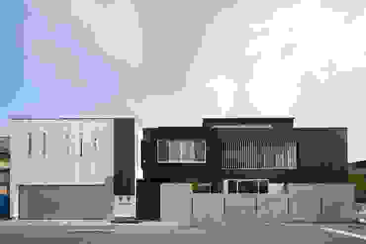 MITSUTOSHI OKAMOTO ARCHITECT OFFICE 岡本光利一級建築士事務所 에클레틱 주택 철 / 철강 검정