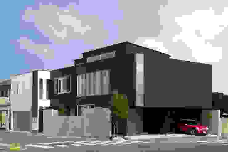 MITSUTOSHI OKAMOTO ARCHITECT OFFICE 岡本光利一級建築士事務所 에클레틱 주택 철 / 철강 검정