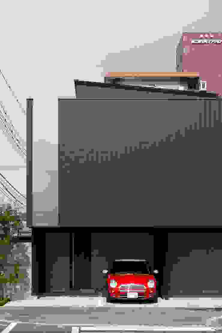 MITSUTOSHI OKAMOTO ARCHITECT OFFICE 岡本光利一級建築士事務所 에클레틱 주택 철 / 철강 검정