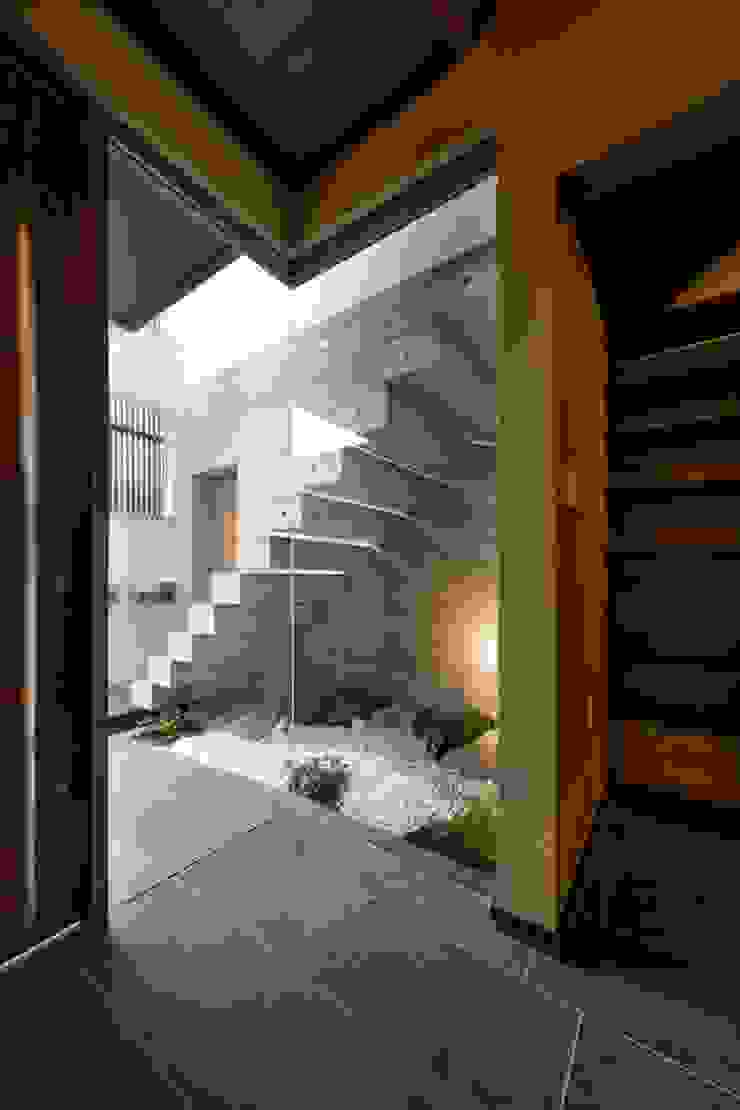 MITSUTOSHI OKAMOTO ARCHITECT OFFICE 岡本光利一級建築士事務所 에클레틱 복도, 현관 & 계단 콘크리트 그레이