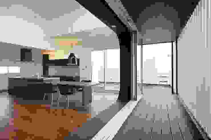 MITSUTOSHI OKAMOTO ARCHITECT OFFICE 岡本光利一級建築士事務所 에클레틱 발코니, 베란다 & 테라스 갈색