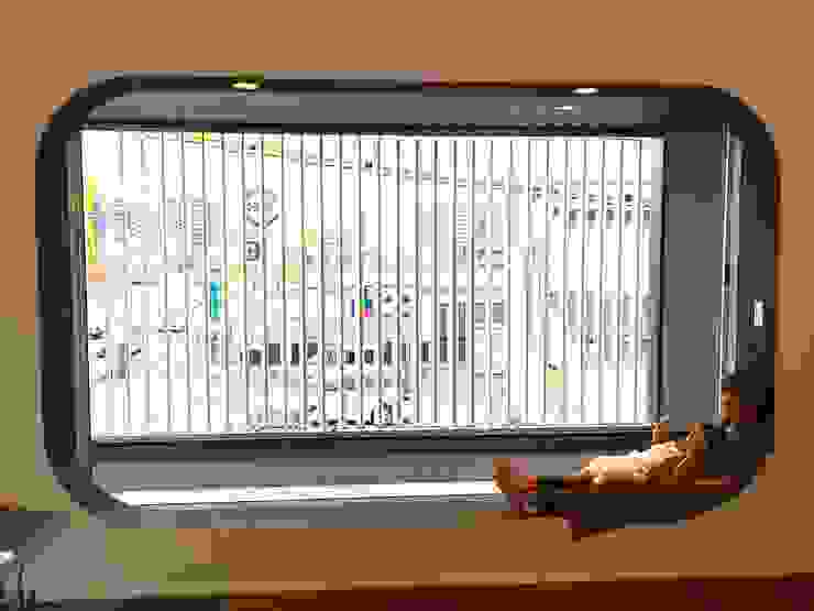 MITSUTOSHI OKAMOTO ARCHITECT OFFICE 岡本光利一級建築士事務所 에클레틱 거실 알루미늄 / 아연 메탈릭 / 실버