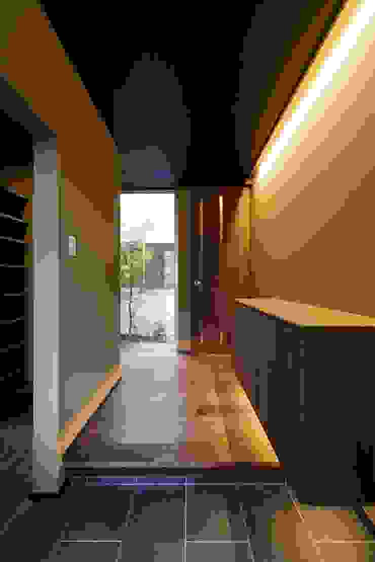 MITSUTOSHI OKAMOTO ARCHITECT OFFICE 岡本光利一級建築士事務所 에클레틱 복도, 현관 & 계단 우드 우드 그레인