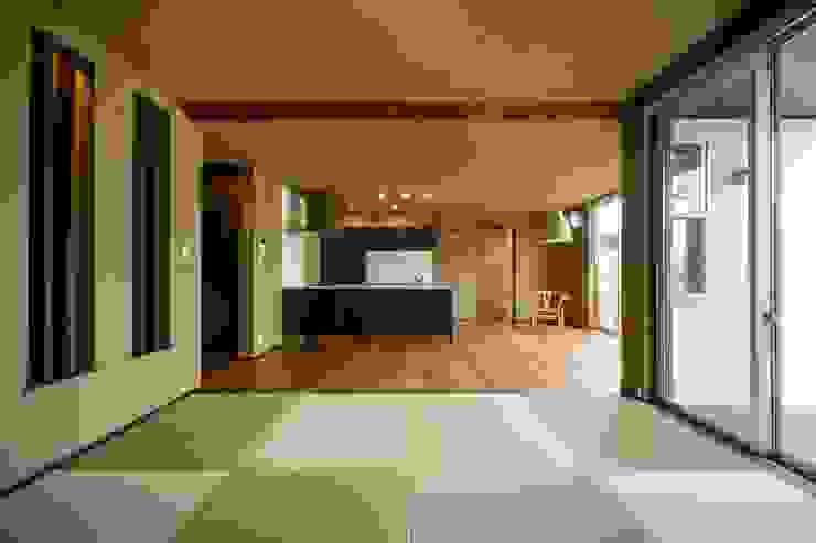 MITSUTOSHI OKAMOTO ARCHITECT OFFICE 岡本光利一級建築士事務所 에클레틱 거실 우드 갈색