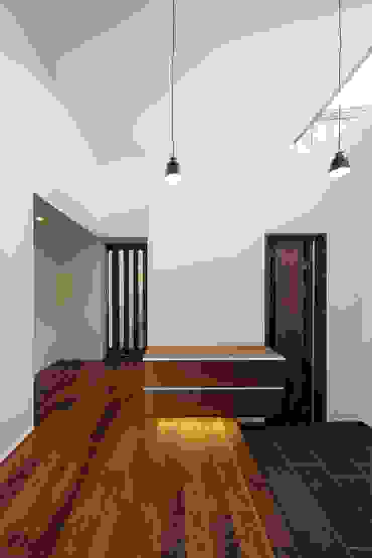 MITSUTOSHI OKAMOTO ARCHITECT OFFICE 岡本光利一級建築士事務所 에클레틱 복도, 현관 & 계단 우드 우드 그레인