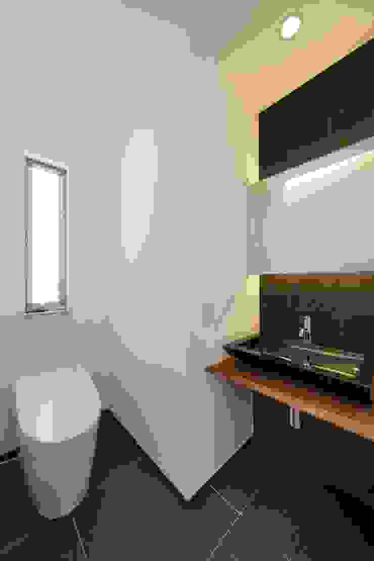 MITSUTOSHI OKAMOTO ARCHITECT OFFICE 岡本光利一級建築士事務所 에클레틱 욕실 타일 검정