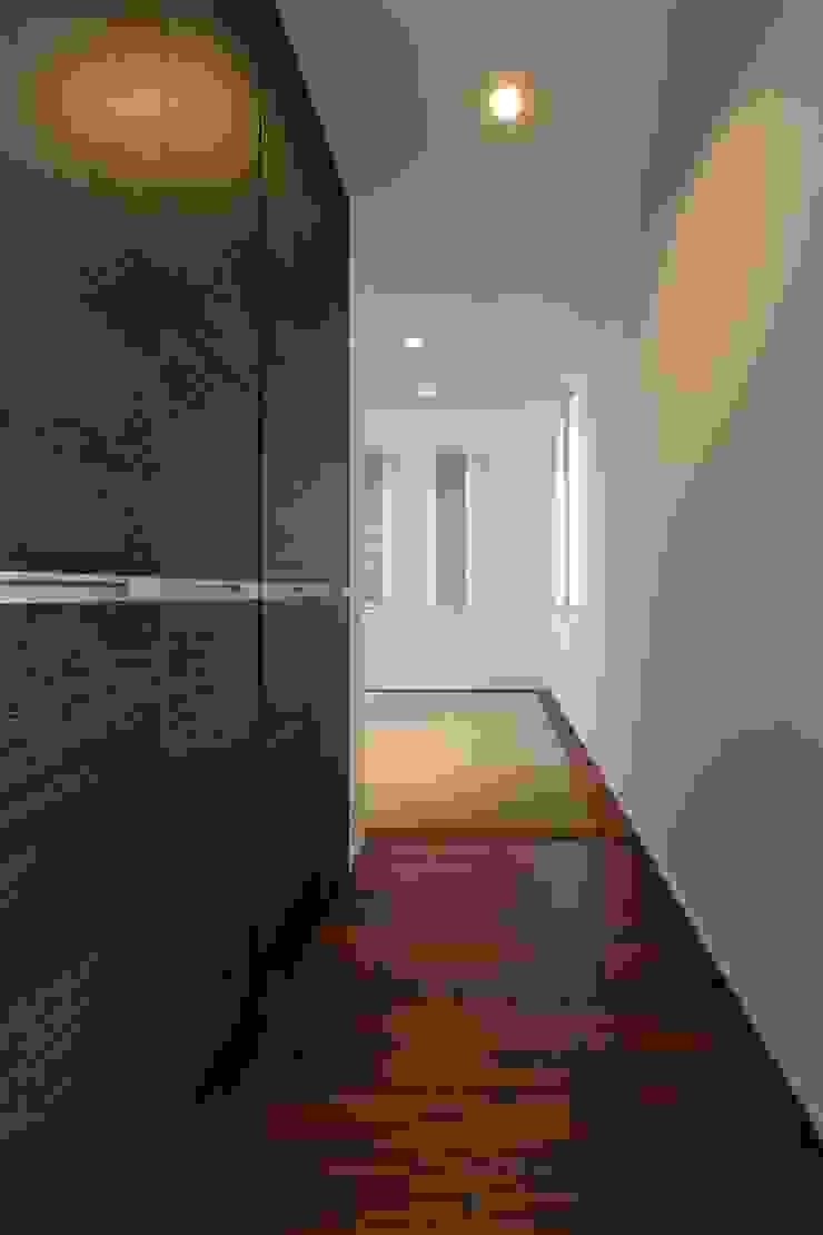 MITSUTOSHI OKAMOTO ARCHITECT OFFICE 岡本光利一級建築士事務所 에클레틱 침실 우드 갈색