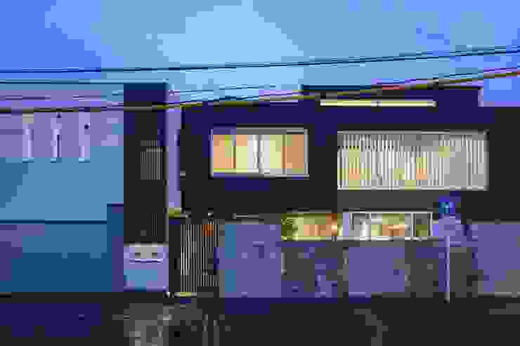 MITSUTOSHI OKAMOTO ARCHITECT OFFICE 岡本光利一級建築士事務所 에클레틱 주택 철 / 철강 검정