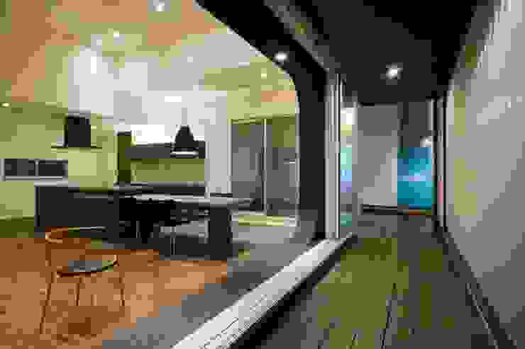 MITSUTOSHI OKAMOTO ARCHITECT OFFICE 岡本光利一級建築士事務所 에클레틱 발코니, 베란다 & 테라스 갈색