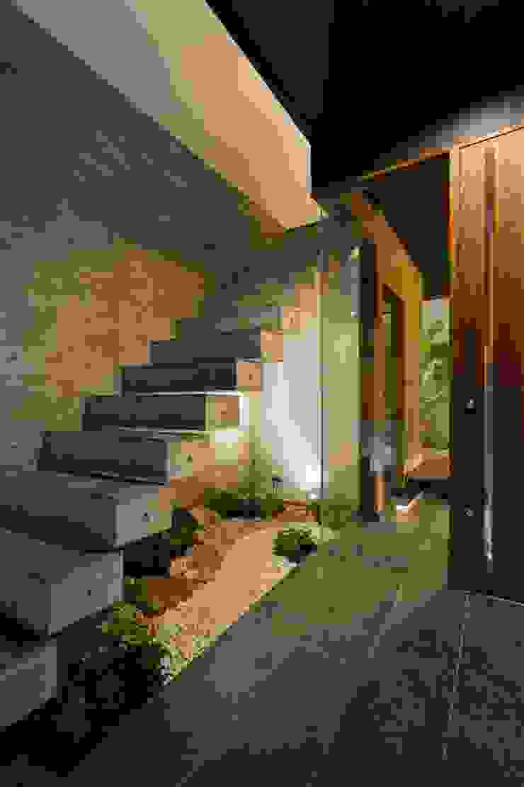 MITSUTOSHI OKAMOTO ARCHITECT OFFICE 岡本光利一級建築士事務所 에클레틱 복도, 현관 & 계단 콘크리트 그레이