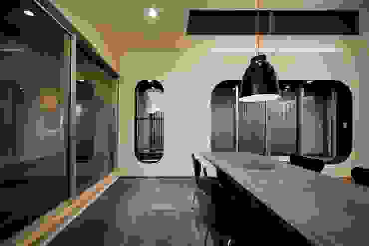 MITSUTOSHI OKAMOTO ARCHITECT OFFICE 岡本光利一級建築士事務所 에클레틱 다이닝 룸 타일 검정