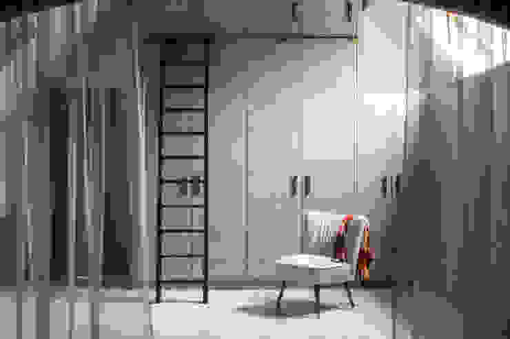 Richmond - Master Dressing Room Modern dressing room by Roselind Wilson Design Modern