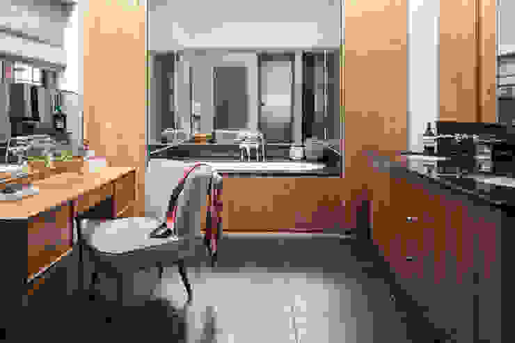 Richmond - Master Bathroom Eclectic style bathroom by Roselind Wilson Design Eclectic