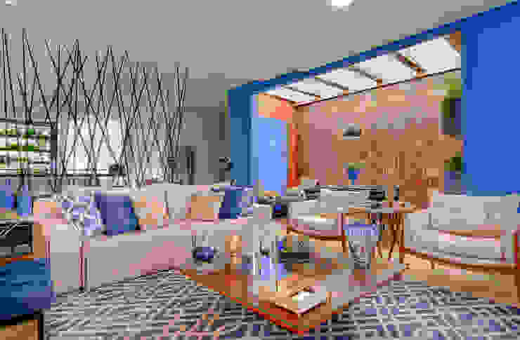 Living Azul e Bege, Sofá Retrátil, Mesa de Centro Sgabello Interiores Salas de estar modernas Madeira Azul Sala Estar
