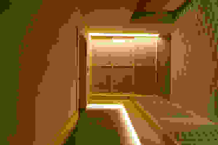 株式会社スタジオ・チッタ Studio Citta Modern corridor, hallway & stairs