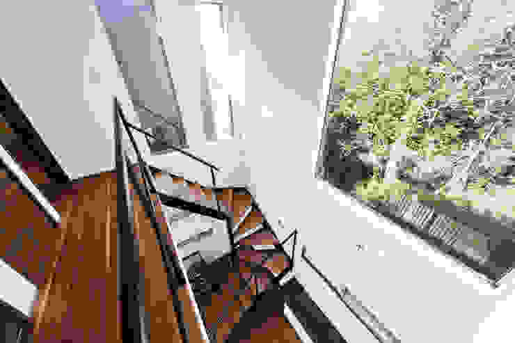 株式会社スタジオ・チッタ Studio Citta Modern corridor, hallway & stairs
