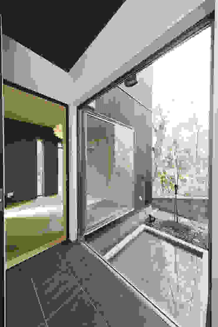 株式会社スタジオ・チッタ Studio Citta Modern corridor, hallway & stairs