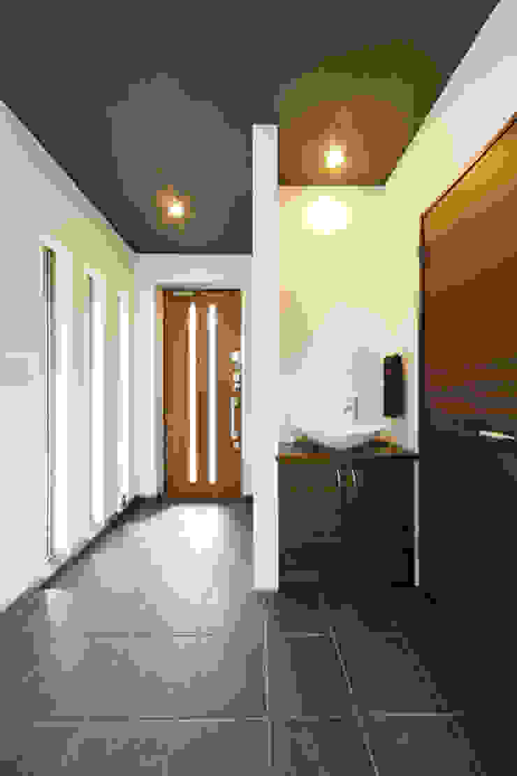 株式会社スタジオ・チッタ Studio Citta Modern corridor, hallway & stairs