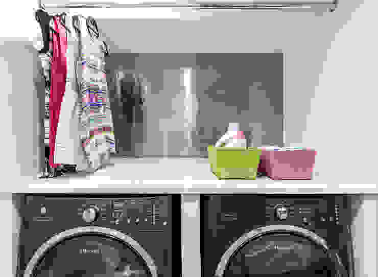 Laundry Room Clean Design 現代風玄關、走廊與階梯