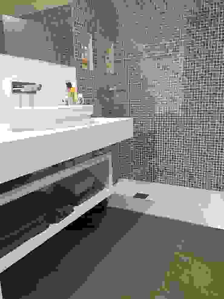 Casa de Banho em tons claros 4Udecor Microcimento Casas de banho modernas Branco Microcimento,Decoração