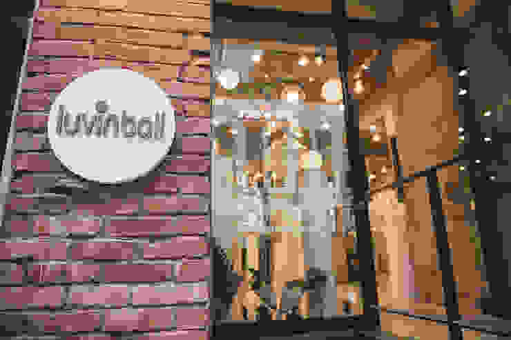 유리볼 속 유니크한 세상, 연남동 러빈볼 매장 by luvinball 인더스트리얼