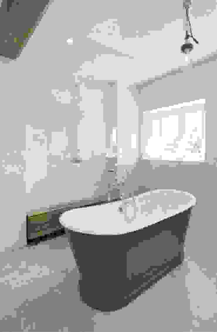 Stones Farm Bathroom My-Studio Ltd Country style bathroom Tiles Grey bathroom,rustic,country,contemporary,exposed beams,mosaic tile floor,freestanding bath,family bathroom