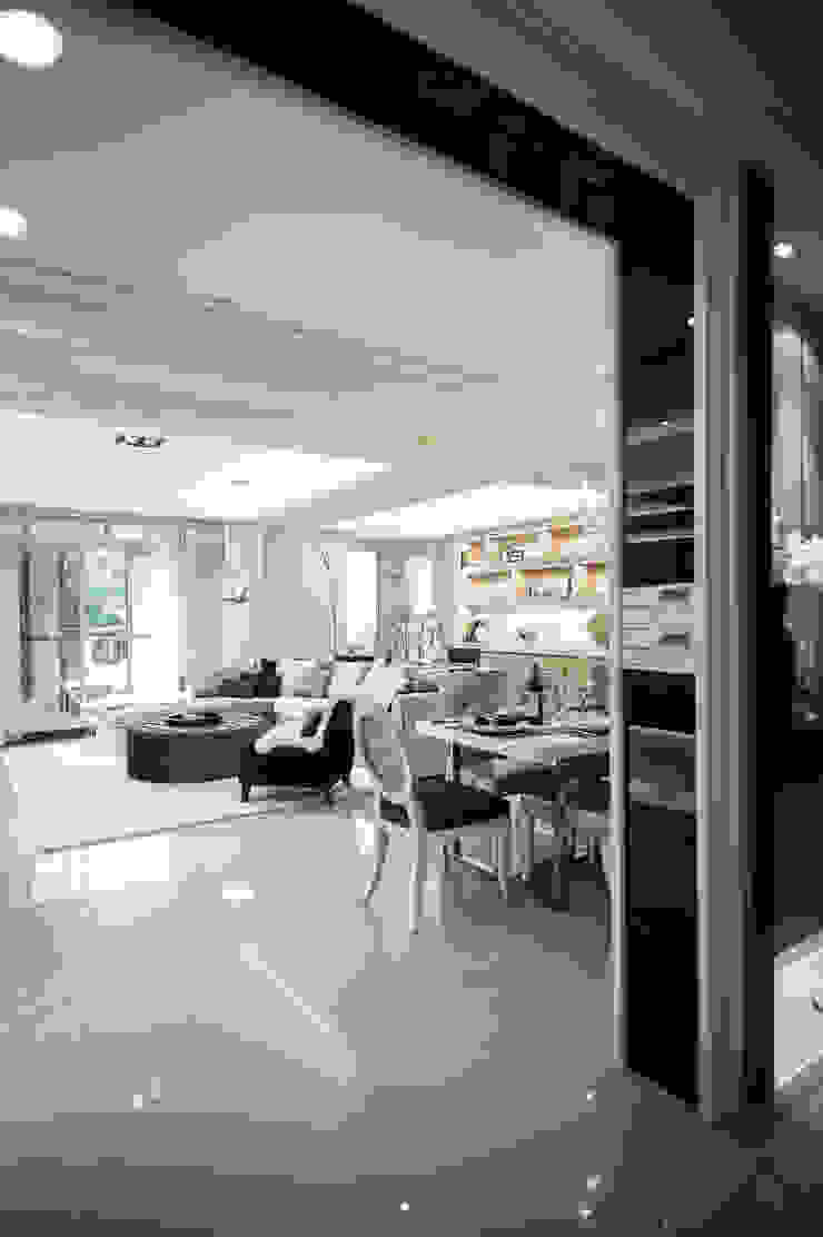 BRAVO INTERIOR DESIGN & DECO KUAN STYLE 现代客厅設計點子、靈感 & 圖片 根據 璞碩室內裝修設計工程有限公司 現代風