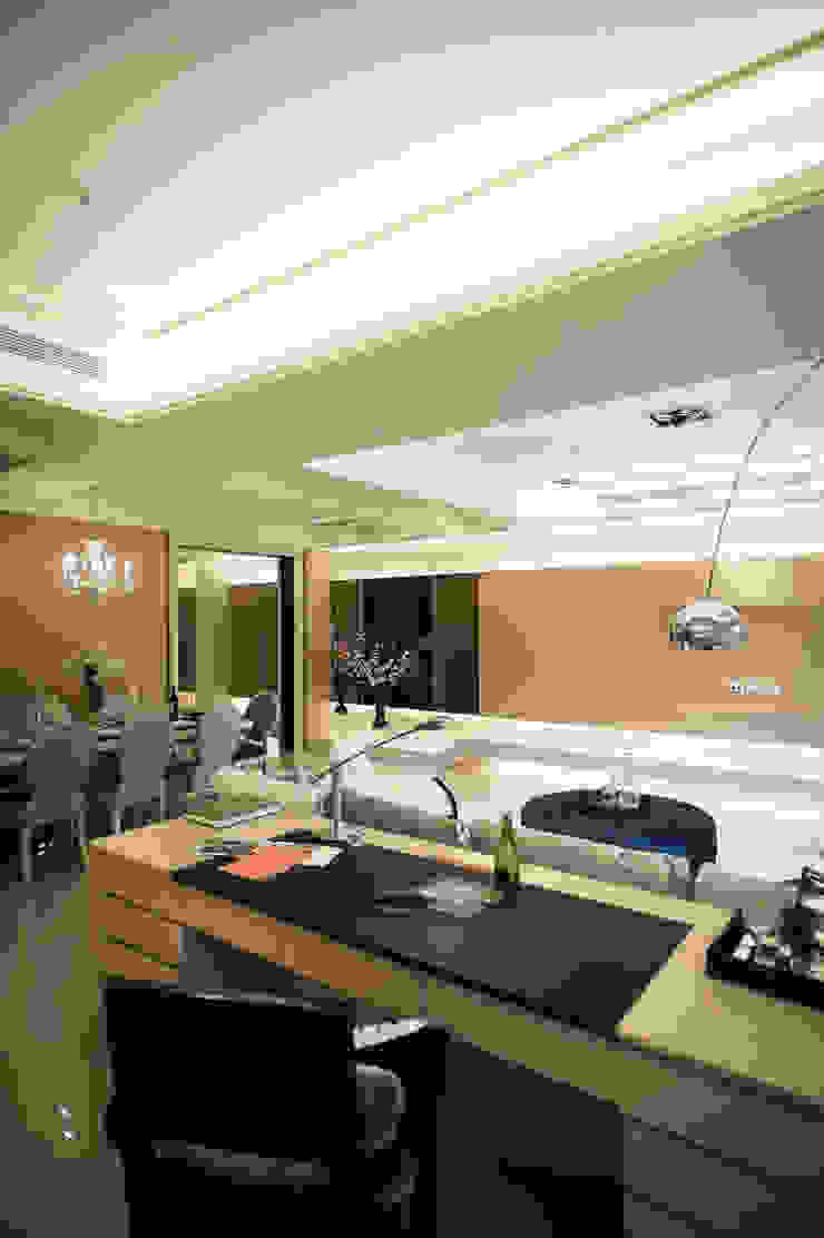 BRAVO INTERIOR DESIGN & DECO KUAN STYLE 现代客厅設計點子、靈感 & 圖片 根據 璞碩室內裝修設計工程有限公司 現代風