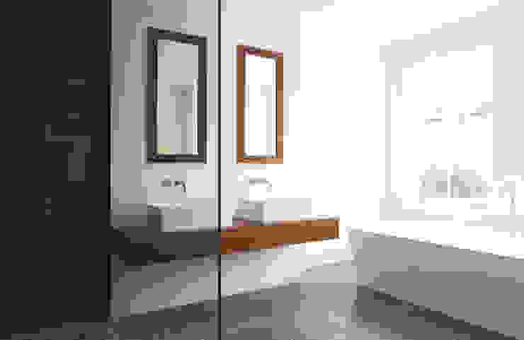 Precise Minimalism in Tooting, Elemental Architecture Elemental Architecture Salle de bain minimaliste