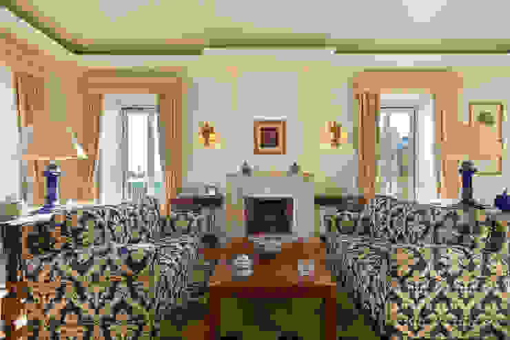 Living Room with Fireplace Pedro Brás - Fotógrafo de Interiores e Arquitectura | Hotelaria | Alojamento Local | Imobiliárias Salas de estar clássicas