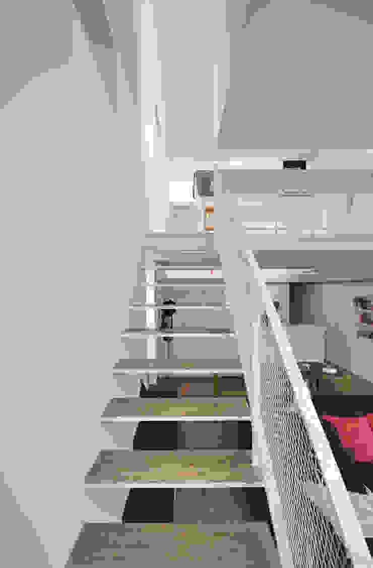 SMZT-HOUSE 門一級建築士事務所 モダンスタイルの 玄関&廊下&階段 鉄/鋼 白色