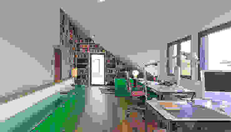 Arbeitszimmer unter Schleppgaube mit Bibliothek KitzlingerHaus GmbH & Co. KG Moderne Arbeitszimmer Schleppgaube,Dachgaube,Bibliothek,grün,iMac