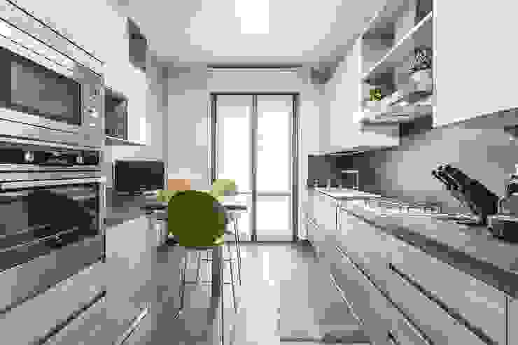 Ristrutturazione appartamento Milano Gratosoglio, Facile Ristrutturare Facile Ristrutturare Cozinhas modernas