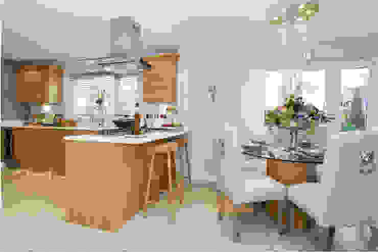 Take a step into luxury each day.. Nowoczesna jadalnia od Graeme Fuller Design Ltd Nowoczesny