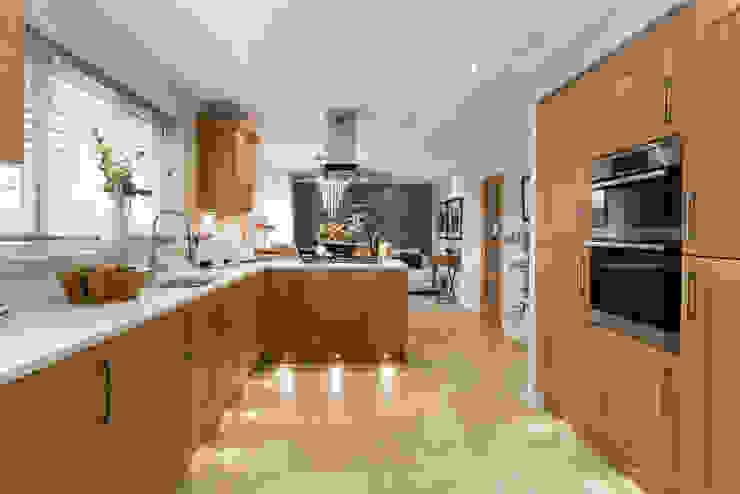 Take a step into luxury each day.. Nowoczesna kuchnia od Graeme Fuller Design Ltd Nowoczesny