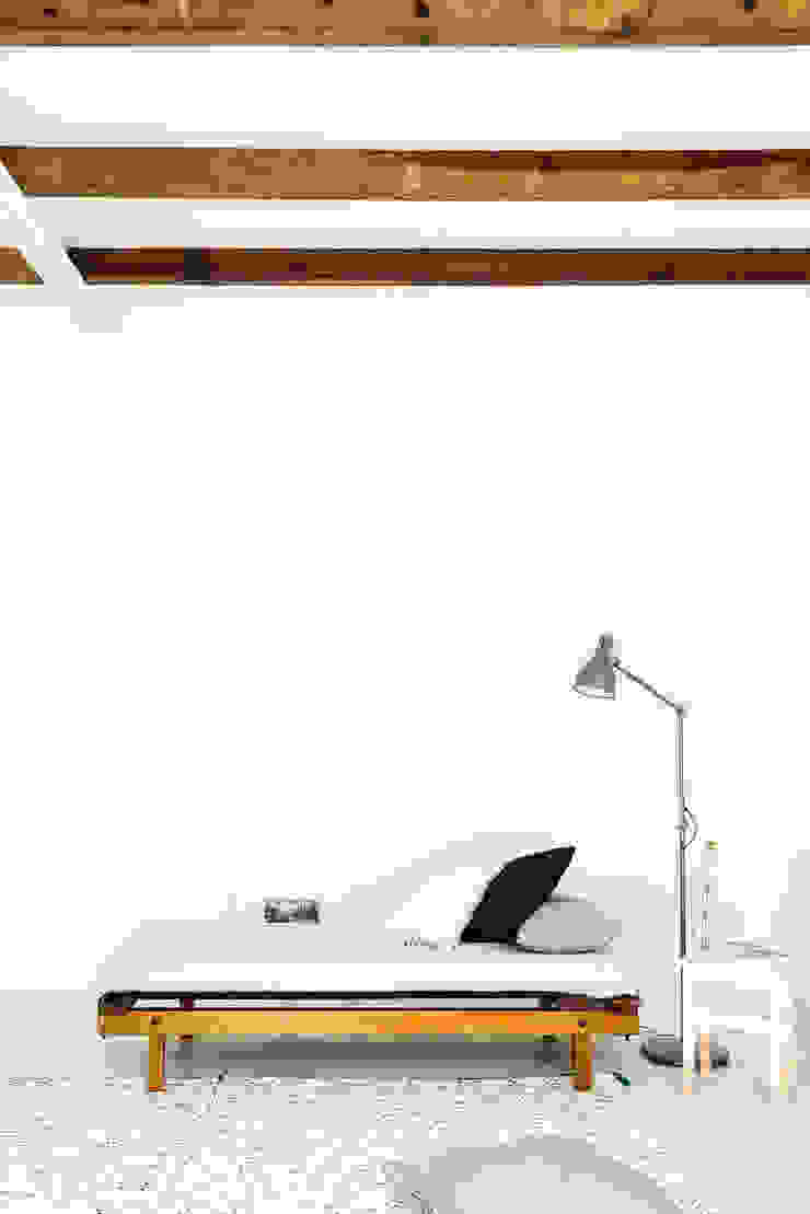 Arkstudio Salas de estilo rústico