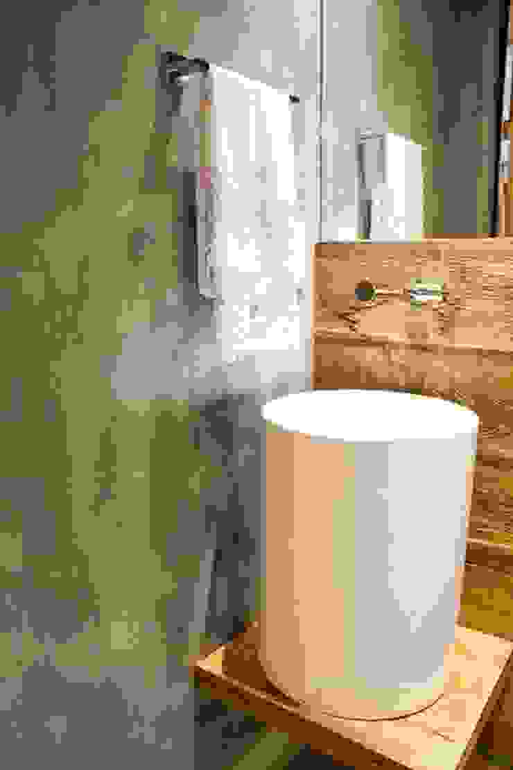 Modern bathroom by A MARCENARIA Modern