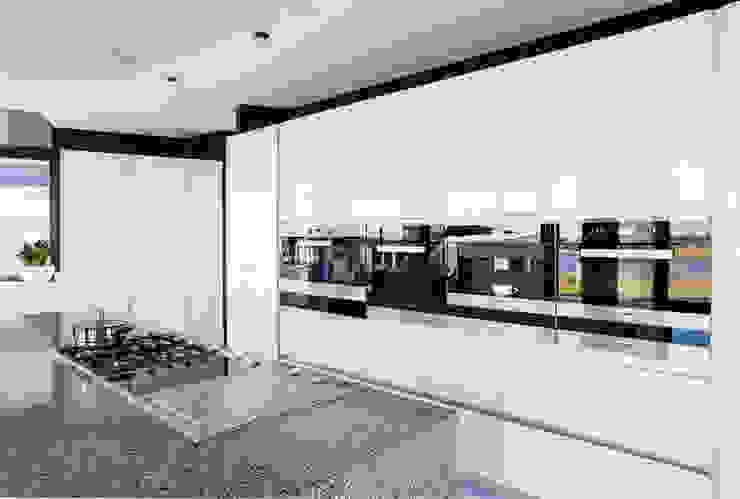 ULTRA MODERN RESIDENCE Modern kitchen by FRANCOIS MARAIS ARCHITECTS Modern