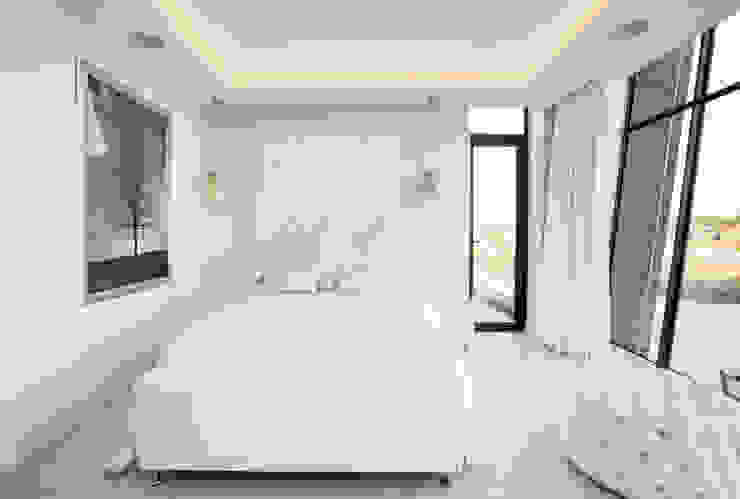 ULTRA MODERN RESIDENCE Modern style bedroom by FRANCOIS MARAIS ARCHITECTS Modern