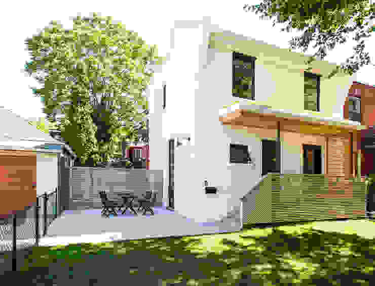 Schickes Einfamilienhaus in Weiß mit Holzelementen | homify