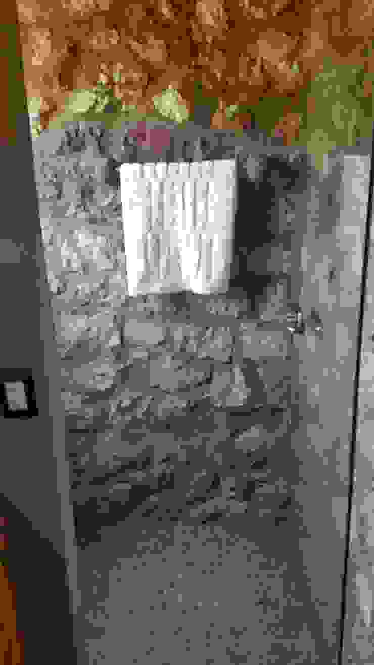 Cervantes Bueno arquitectura Ванна кімната Камінь Дерев'яні