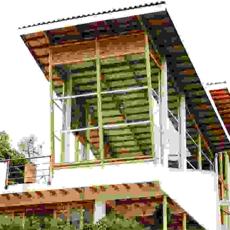 Fachada posterior Zuarq. Arquitectos SAS Casas de estilo moderno Bambú Blanco casa moderna,casas guadua,casas con estilo,bambú,guadua,zuarq,construcciones,verde
