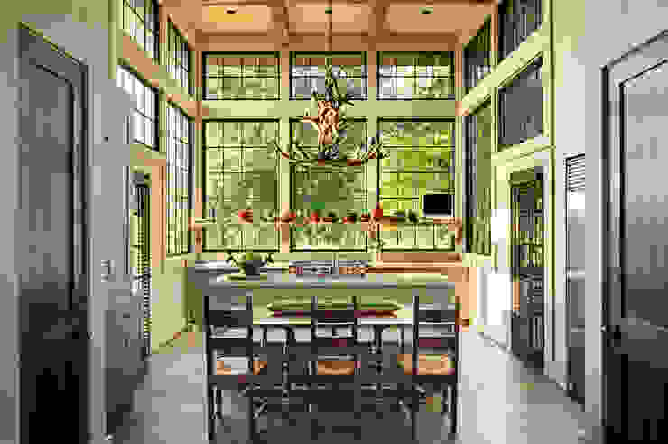 Country Farmhouse, Jeffrey Dungan Architects Jeffrey Dungan Architects Kitchen Glass White