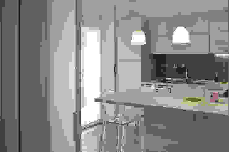 appartamento trilocale, evels & papitto - b4architects evels & papitto - b4architects Cucina in stile scandinavo Legno Effetto legno