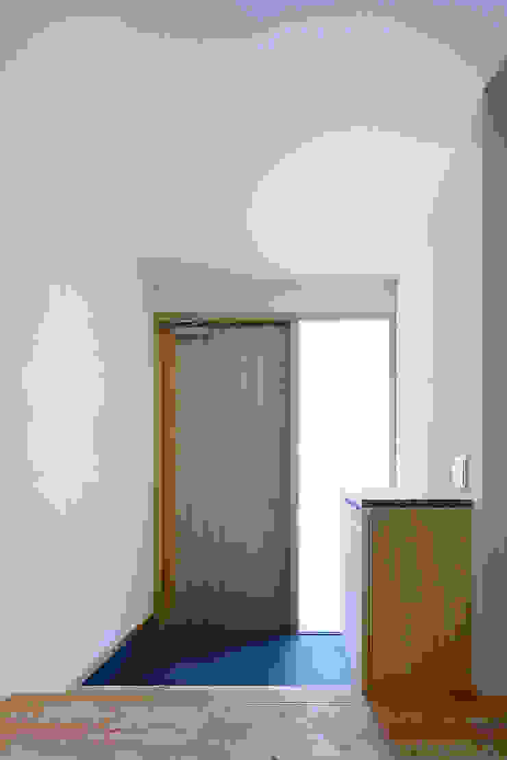 小笠原建築研究室 Modern Corridor, Hallway and Staircase Wood White