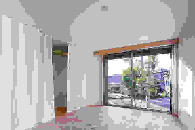 小笠原建築研究室 Modern style bedroom Solid Wood White