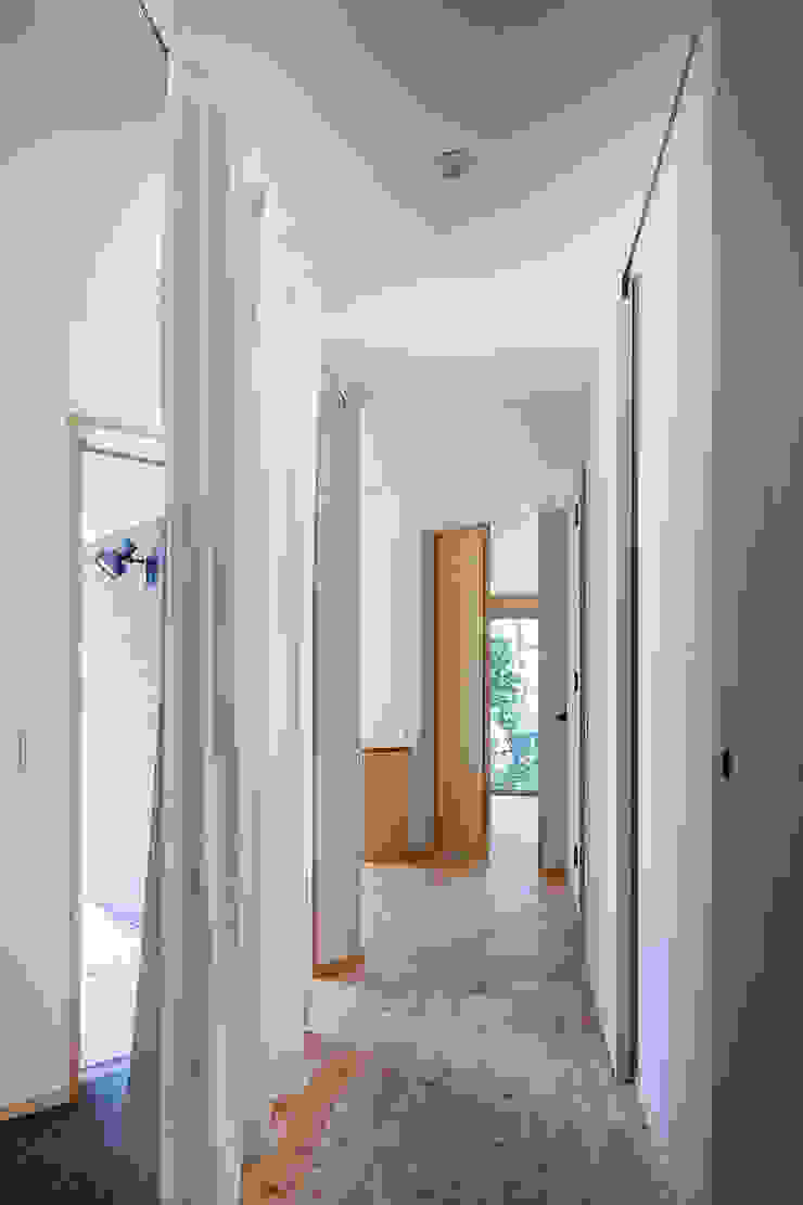小笠原建築研究室 Modern Corridor, Hallway and Staircase Solid Wood White