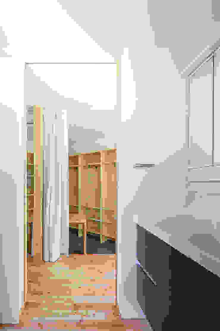 小笠原建築研究室 Modern bathroom Wood White