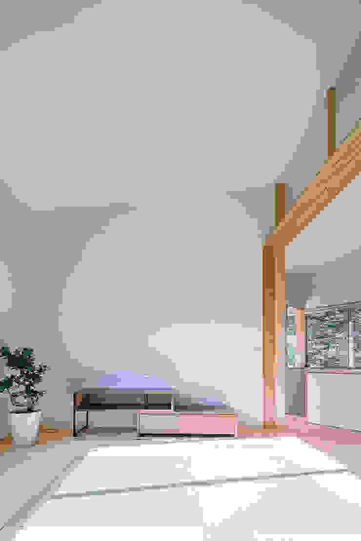 小笠原建築研究室 Modern living room Solid Wood White